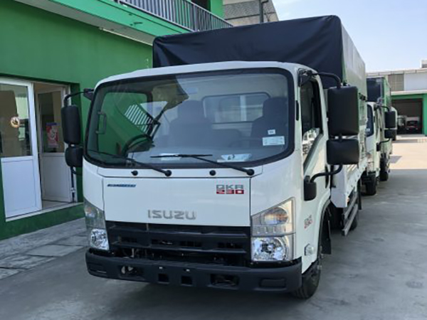 ISUZU 2.3 TẤN THÙNG BẠT QLR